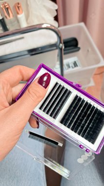 Güzellik salonunun yüz bakımında kirpik ilavesi için ekipman. Yüksek kalite fotoğraf