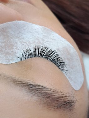 Güzellik salonu makro gözündeki kirpik uzantılarını kapat. Yüksek kalite fotoğraf