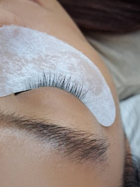 Güzellik salonu makro gözündeki kirpik uzantılarını kapat. Yüksek kalite fotoğraf
