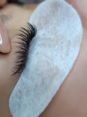 Güzellik salonu makro gözündeki kirpik uzantılarını kapat. Yüksek kalite fotoğraf