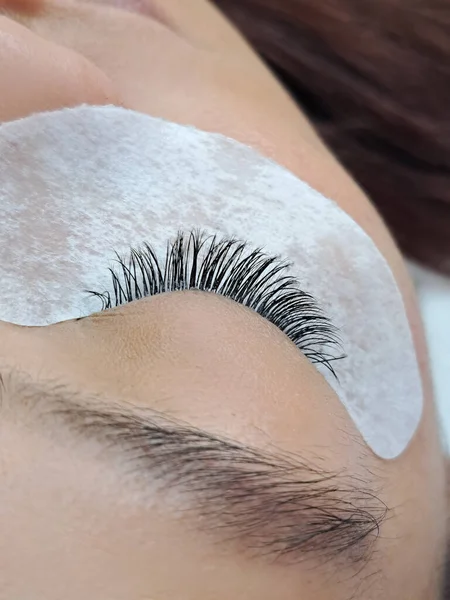 Güzellik salonu makro gözündeki kirpik uzantılarını kapat. Yüksek kalite fotoğraf