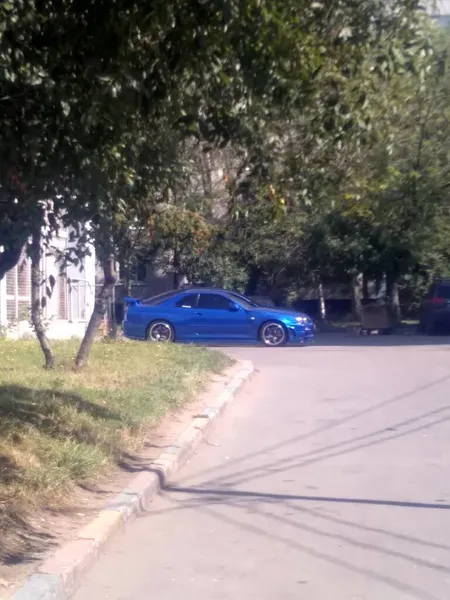 停在院子里的一辆蓝色轿车 — 图库照片