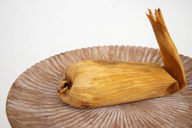Meksika, Oaxaca 'da Tamale yemek. Tamal 'ın içi köstebek zenci ve mısır kabuğuna sarılmış tavuk dolu..