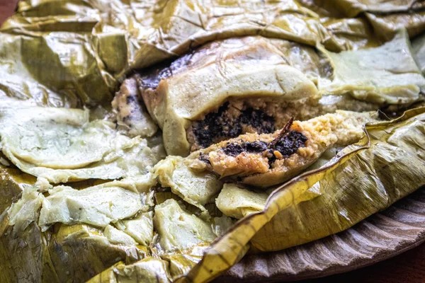 Comer Tamales Oaxaca México Tamal Masa Llena Mole Negro Pollo — Foto de Stock