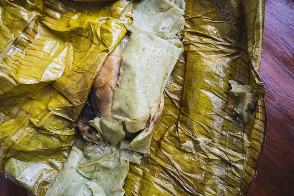 メキシコのオアハカでタマレスを食べる タマルはマサでモグラと鶏がバナナの葉に包まれています — ストック写真