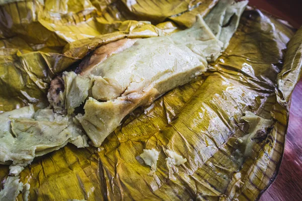 メキシコのオアハカでタマレスを食べる タマルはマサでモグラと鶏がバナナの葉に包まれています — ストック写真