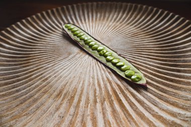 Meksika, Oaxaca 'da bir tabakta Guaje tohum kapsülünü aç..