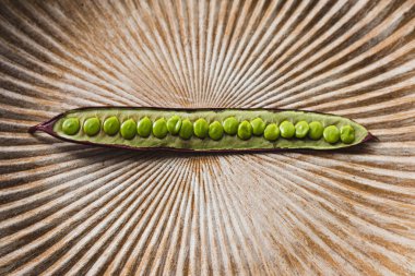 Meksika, Oaxaca 'da bir tabakta Guaje tohum kapsülünü aç..