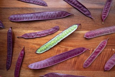 Guaje tohumları Oaxaca, Meksika 'da bir ahşap masaya saçılmış..