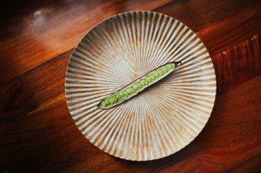 Meksika, Oaxaca 'da yenilebilir tohumlarla dolu bir tabakta Guaje tohumunu aç..