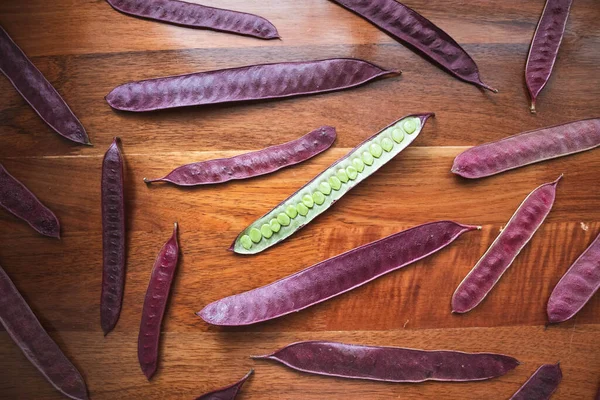 Guaje tohumları Oaxaca, Meksika 'da bir ahşap masaya saçılmış..