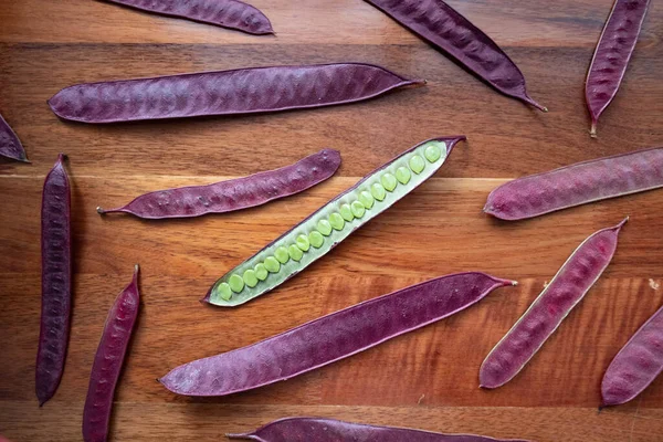 Guaje tohumları Oaxaca, Meksika 'da bir ahşap masaya saçılmış..