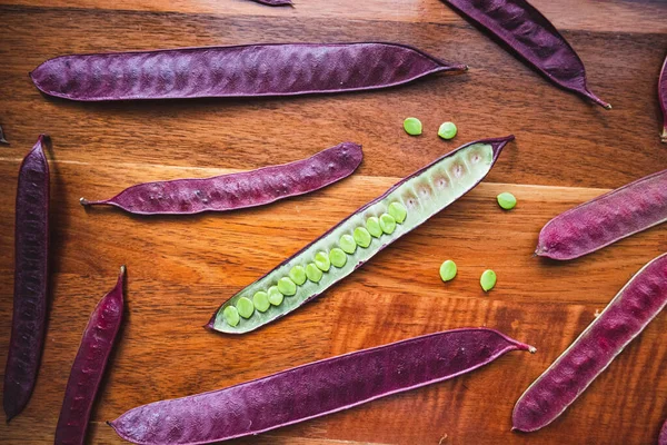 Guaje tohumları Oaxaca, Meksika 'da bir ahşap masaya saçılmış..