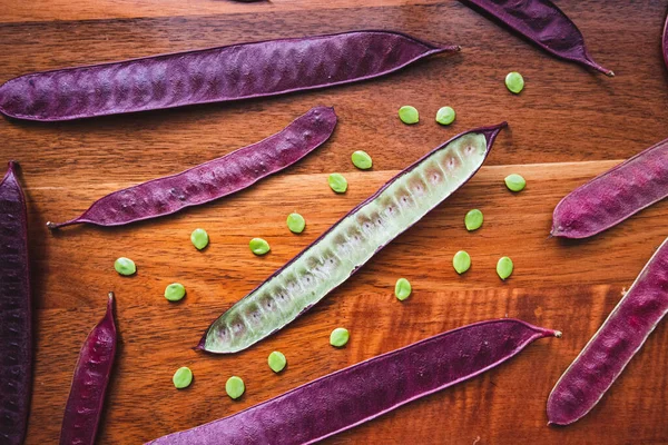 Guaje tohumları Oaxaca, Meksika 'da bir ahşap masaya saçılmış..