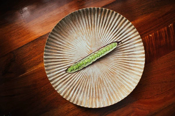 Meksika, Oaxaca 'da yenilebilir tohumlarla dolu bir tabakta Guaje tohumunu aç..