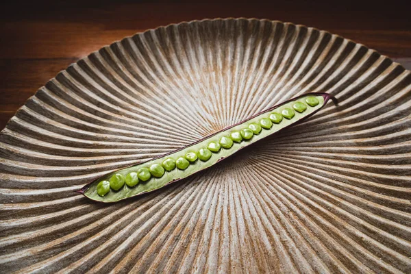 Meksika, Oaxaca 'da yenilebilir tohumlarla dolu bir tabakta Guaje tohumunu aç..