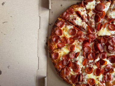 Mukavva bir kutuda teslim edilmiş Mini Pepperonili Koca Pepperoni Pizza.
