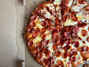 Mukavva bir kutuda teslim edilmiş Mini Pepperonili Koca Pepperoni Pizza.