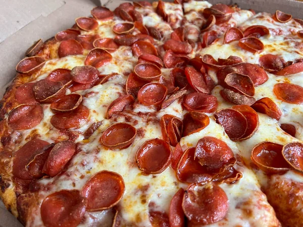 Μια Μεγάλη Πίτσα Pepperoni Μίνι Pepperonis Παραδίδεται Χαρτόκουτο — Φωτογραφία Αρχείου