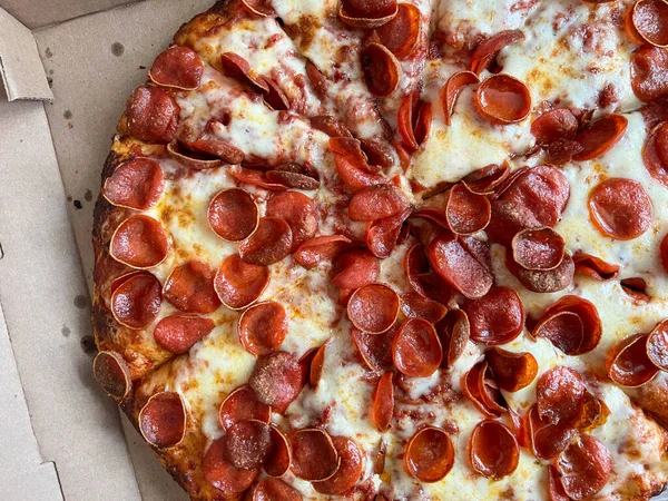 Mukavva Bir Kutuda Teslim Edilmiş Mini Pepperonili Koca Pepperoni Pizza — Stok fotoğraf