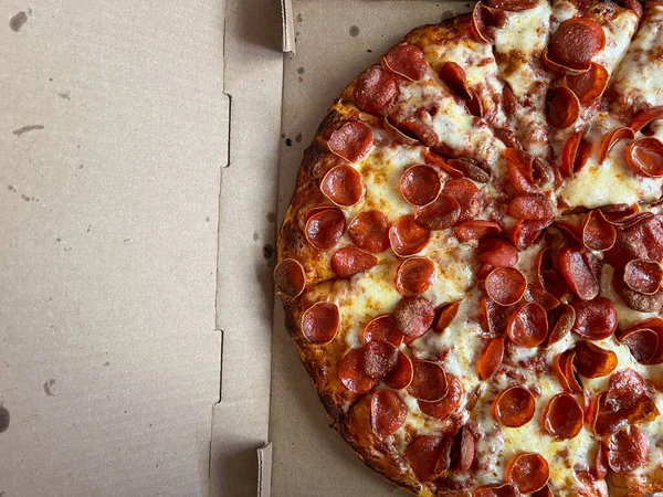 Mukavva Bir Kutuda Teslim Edilmiş Mini Pepperonili Koca Pepperoni Pizza — Stok fotoğraf