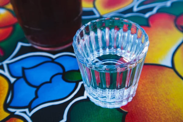 Склянка Мезкала Столі Ресторані Оахакан Місті Оахака Мексика — стокове фото