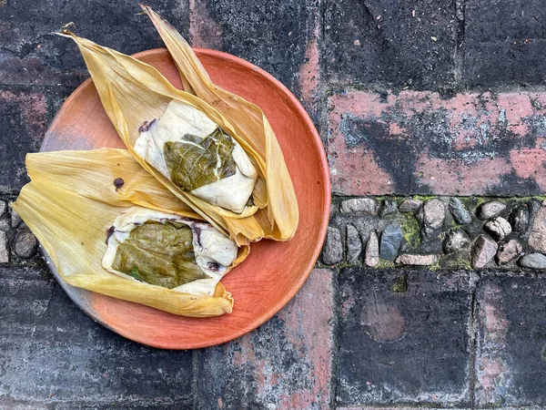 Zwei Tamales Aus Oaxaca Mit Hoja Santa Auf Der Außenseite — Stockfoto