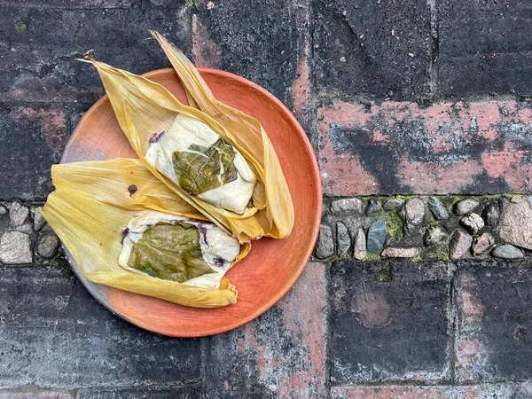 Dos Tamales Oaxaqueños Con Hoja Santa Envueltos Exterior Masa Rellenos — Foto de Stock