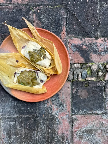 Dos Tamales Oaxaqueños Con Hoja Santa Envueltos Exterior Masa Rellenos — Foto de Stock