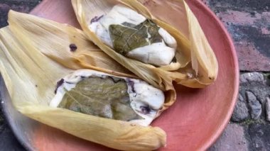 Hoja Santa ile Oaxacan Tamales ve Meksika, Oaxaca 'da bir kil tabakta fasulye dolu.