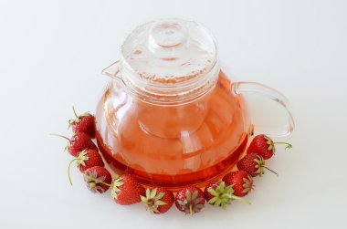 çaydanlık etrafında çilek ile