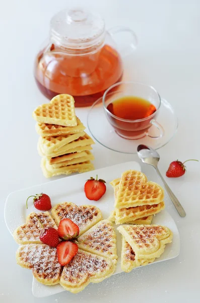 Bule com waffels no prato e morangos — Fotografia de Stock