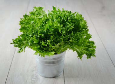 bir demet yaprak salata