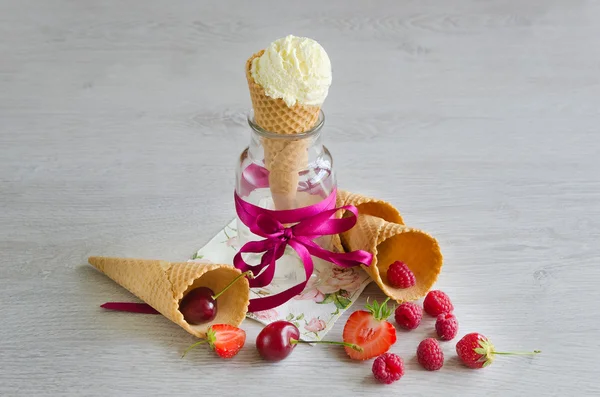 果実とコーンのアイスクリーム — ストック写真