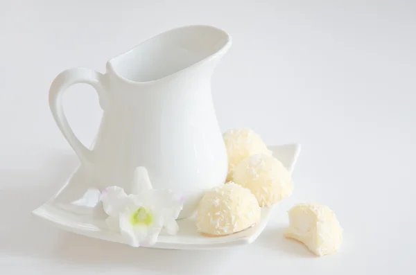 Witte kruik met marshmallows en orchid — Stockfoto