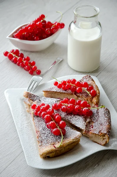 Cake with red currant — Stock Photo, Image