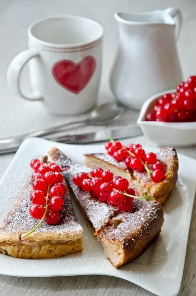 Cake with red currant — Stock Photo, Image
