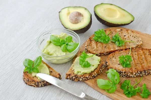 Tostadas con salsa de aguacate —  Fotos de Stock