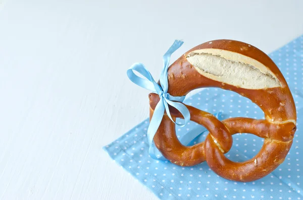 Pretzel em toalha de mesa azul — Fotografia de Stock