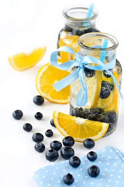 Hausgemachte Limonade mit Blasen und frischen Früchten isoliert — Stockfoto