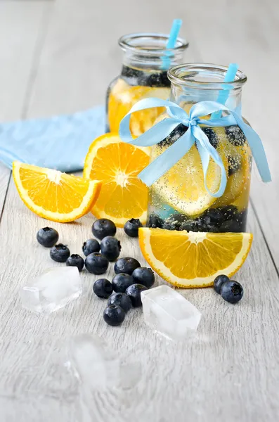 Drink med färska frukter och bär med bubblor och isbitar — Stockfoto