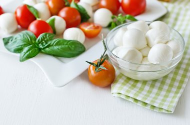 mozzarella topları ile fesleğen, domates ve balsamik, caprese