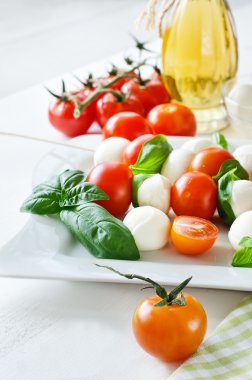 mozzarella topları ile fesleğen, domates ve balsamik, caprese