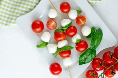 mozzarella topları ile fesleğen, domates ve balsamik, caprese