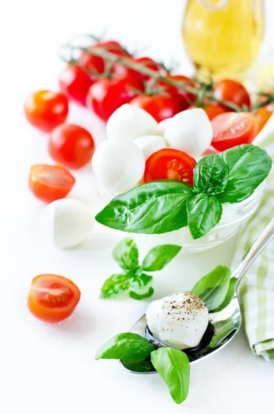 Bolas de mozzarella con albahaca, tomate y balsámico, caprese —  Fotos de Stock