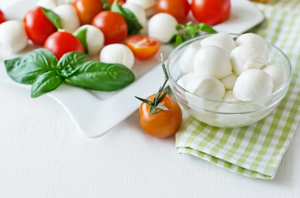 Bolas de mozzarella con albahaca, tomate y balsámico, caprese —  Fotos de Stock