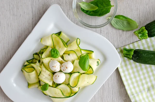 ahşap backgr fesleğen ve mozzarella ile taze çiğ kabak salatası