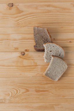 İtalyan ciabatta Beyaz ahşap masanın üzerine dilimlenmiş.