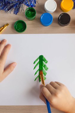 Noel kartı ya da Noel Baba 'ya gelen bir mektup için Noel planı. Noel arkaplanı boş beyaz kağıt, boya ve köknar dallarıyla dolu. Yılbaşı ağaçlarını boyamak ve karları boyamak.