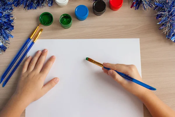 El niño dibuja en un pedazo de papel con colores brillantes. Desarrollo creativo de los niños. Gouache y acuarela —  Fotos de Stock